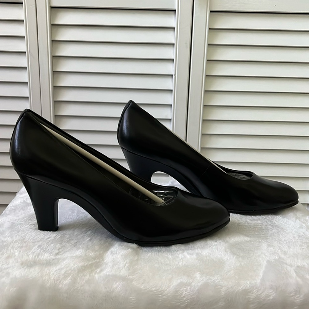 Final Markdown - Aerosoles Tapestry Black Leather Pumps/Heels, Size 10W, NIB